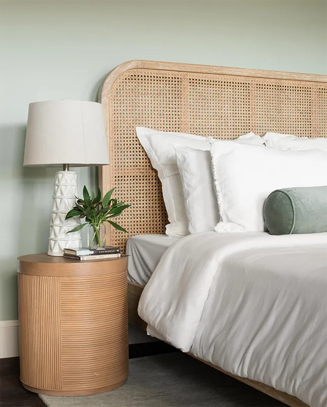 Coastal Bedroom Decor That Shows Coastal Beauty